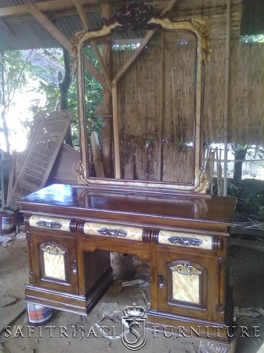 Meja-Rias-Ukir