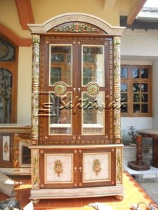 Model Lemari Hias Jati Terbaru